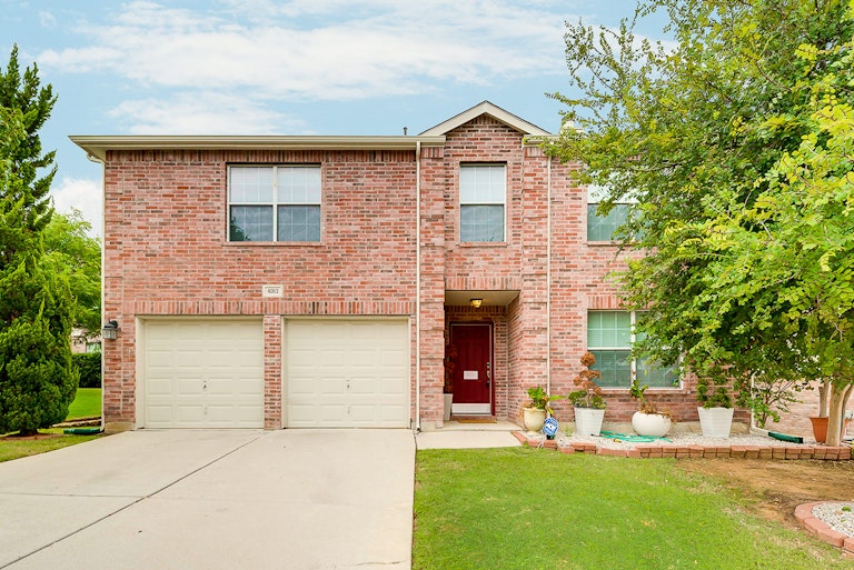 Photo 1 of 25 - 8312 Rocky Ct, Fort Worth, TX 76123