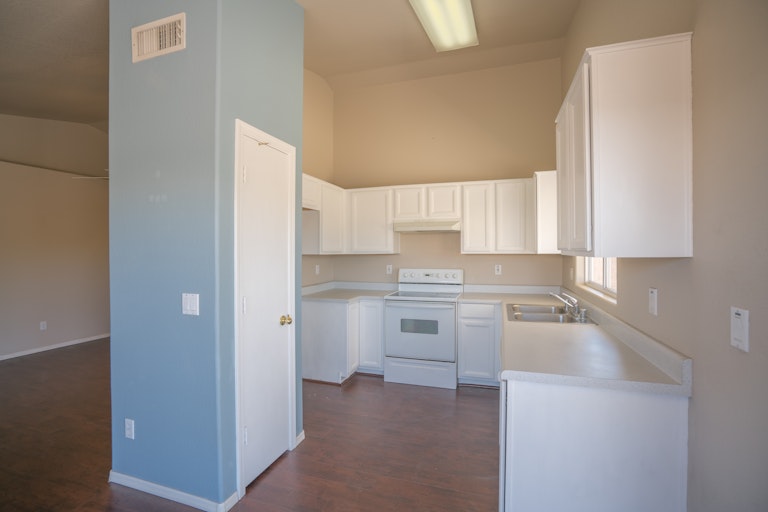 Photo 2 of 20 - 3531 W Via Del Sol Dr, Glendale, AZ 85310