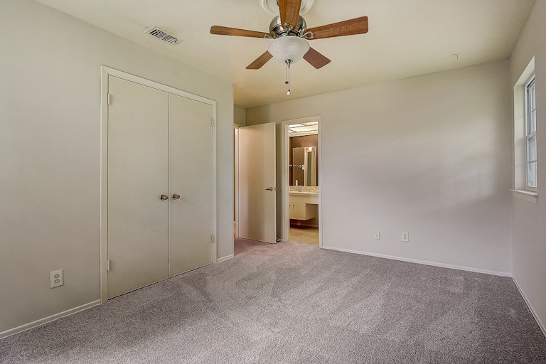 Photo 25 of 34 - 2608 Edinburgh St, Irving, TX 75062