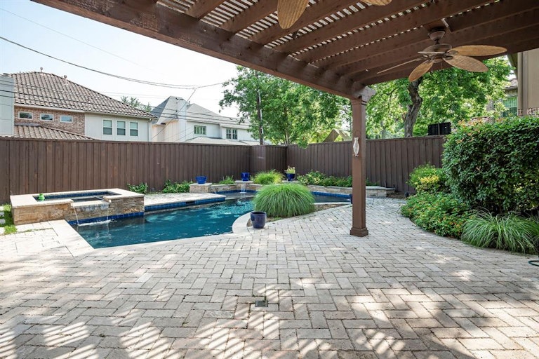 Photo 24 of 40 - 6624 Sondra Dr, Dallas, TX 75214