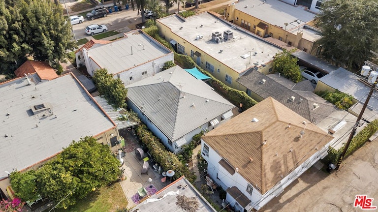 Photo 5 of 19 - 827 N McCadden Pl, Los Angeles, CA 90038
