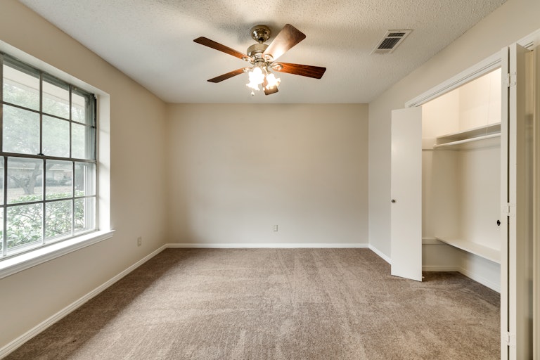Photo 25 of 30 - 222 Shockley Ave, Desoto, TX 75115
