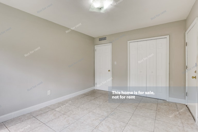 Photo 19 of 32 - 6438 Swallow Cove Rd, Jacksonville, FL 32211