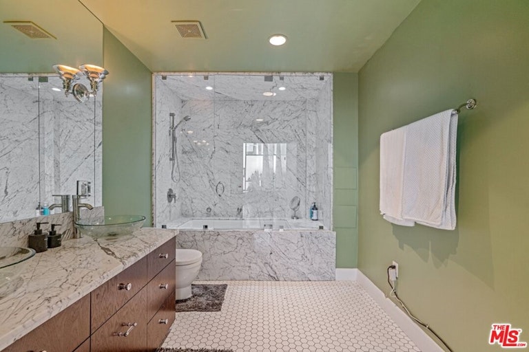 Photo 15 of 26 - 130 S Hewitt St #20, Los Angeles, CA 90012