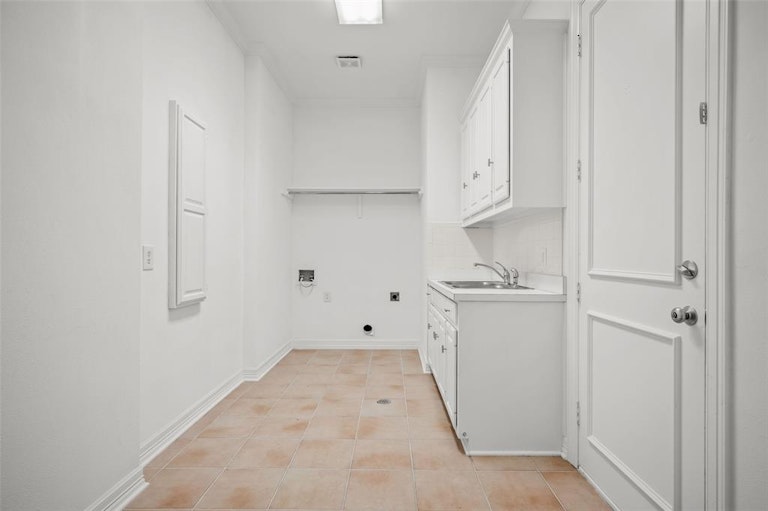 Photo 27 of 35 - 13703 Creekside Pl, Dallas, TX 75240