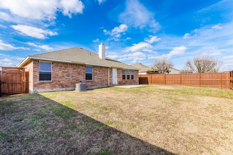 Photo 5 of 29 - 613 Overton Dr, Wylie, TX 75098