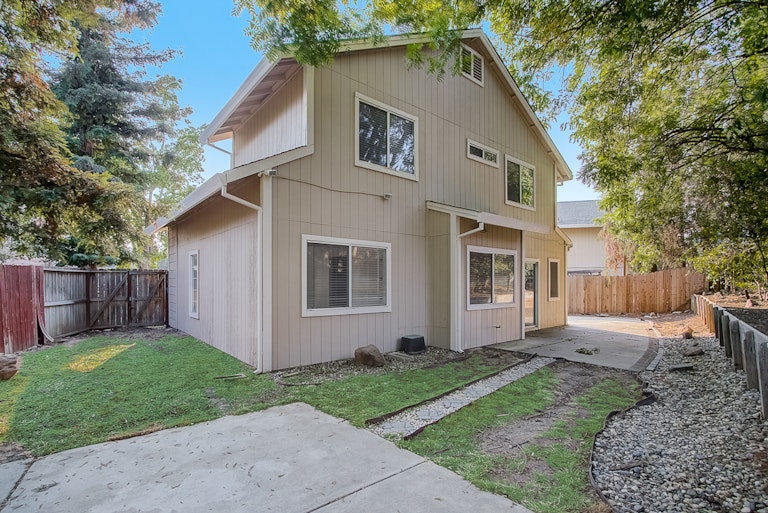 Photo 9 of 39 - 4025 Honey Rose Pl, Antelope, CA 95843