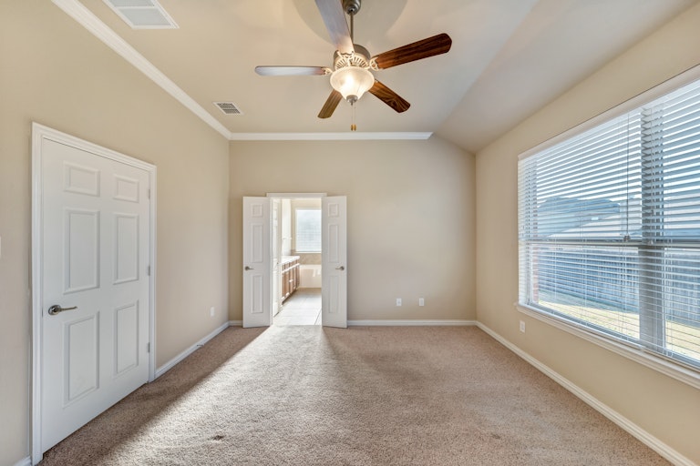 Photo 19 of 31 - 808 W Bend Blvd, Burleson, TX 76028