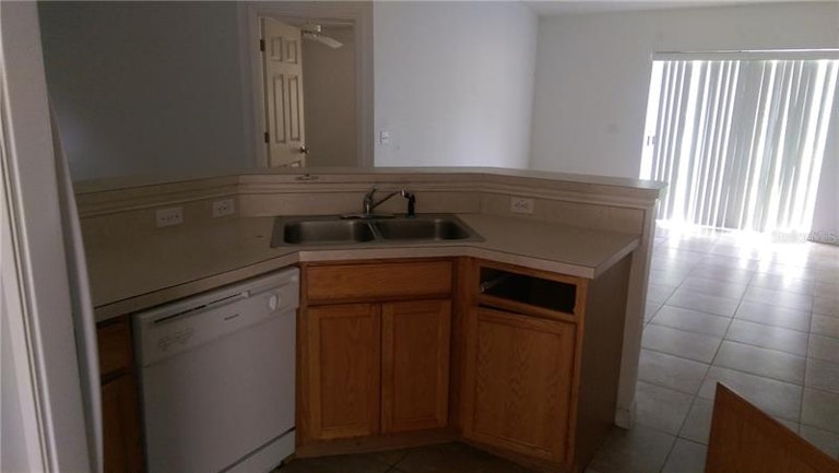 Photo 3 of 15 - 643 Sun Bluff Ln, Apopka, FL 32712