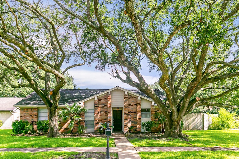 Photo 1 of 21 - 1801 Crooked Creek Ln, Pearland, TX 77581