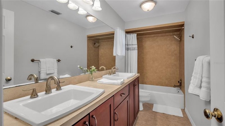 Photo 18 of 38 - 158 Oak Sq S, Lakeland, FL 33813