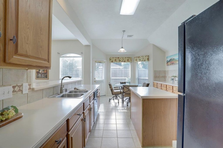 Photo 11 of 31 - 4911 Falling Oak Ct, Pasadena, TX 77505