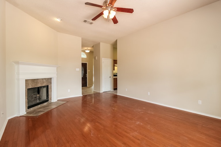 Photo 3 of 25 - 1902 Holly Springs Dr, Taylor, TX 76574
