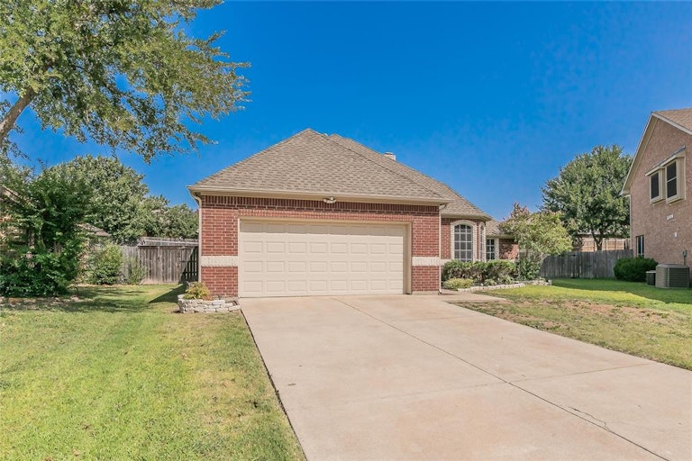 Photo 4 of 40 - 4805 Campfire Ct, Fort Worth, TX 76244