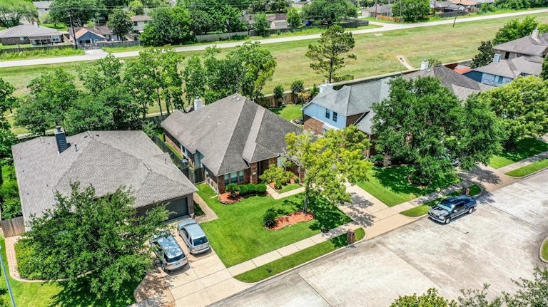 Photo 4 of 41 - 3111 Genessee Creek Ln, Friendswood, TX 77546