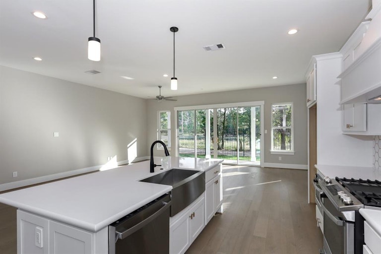 Photo 4 of 38 - 3 Thorpe Ln, Spring, TX 77389
