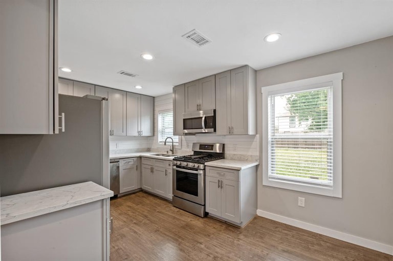 Photo 6 of 21 - 3838 Alsace St, Houston, TX 77021