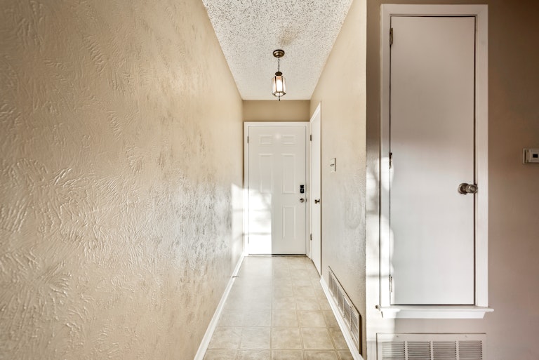 Photo 9 of 29 - 509 Kingfisher Ct, Denton, TX 76209