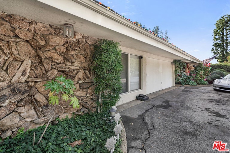 Photo 22 of 23 - 18116 Chardon Cir, Encino, CA 91316