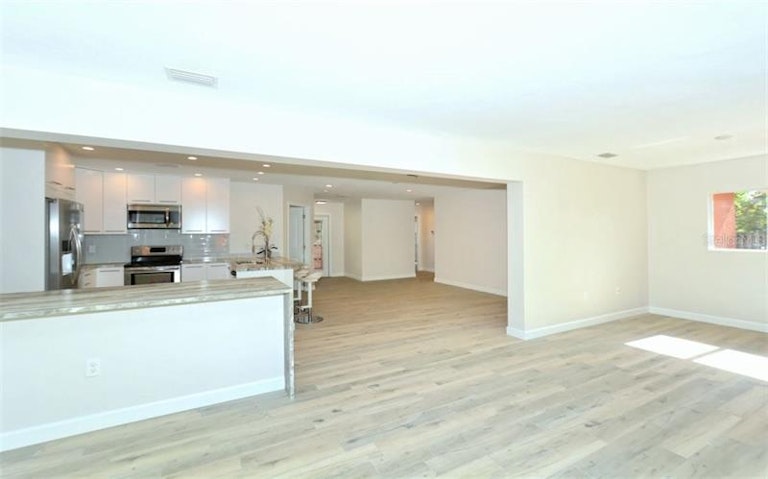 Photo 5 of 25 - 2485 Breakwater Cir, Sarasota, FL 34231