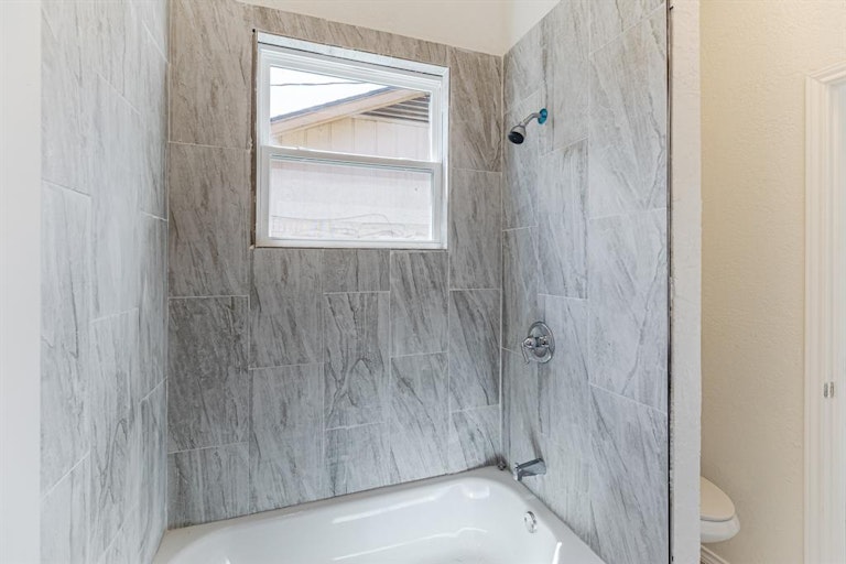 Photo 18 of 28 - 10828 Eastcrest Ln, Dallas, TX 75217