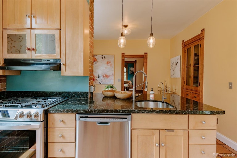 Photo 11 of 39 - 34 S Logan St, Denver, CO 80209