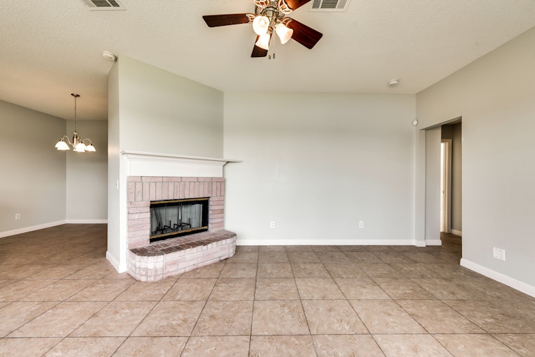 Photo 4 of 32 - 203 Piccadilly Cir, Wylie, TX 75098