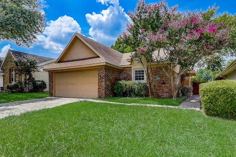 Photo 10 of 38 - 2415 Beverly Hills Ln, Mesquite, TX 75150