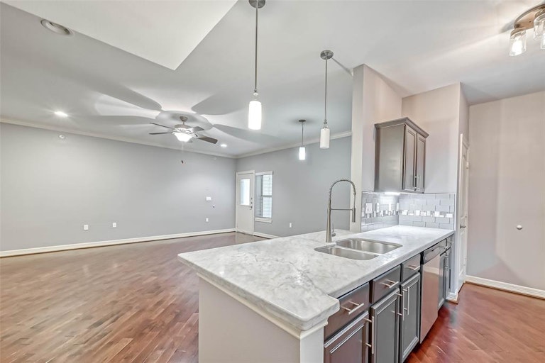 Photo 2 of 21 - 3501 Chenevert St #17, Houston, TX 77004