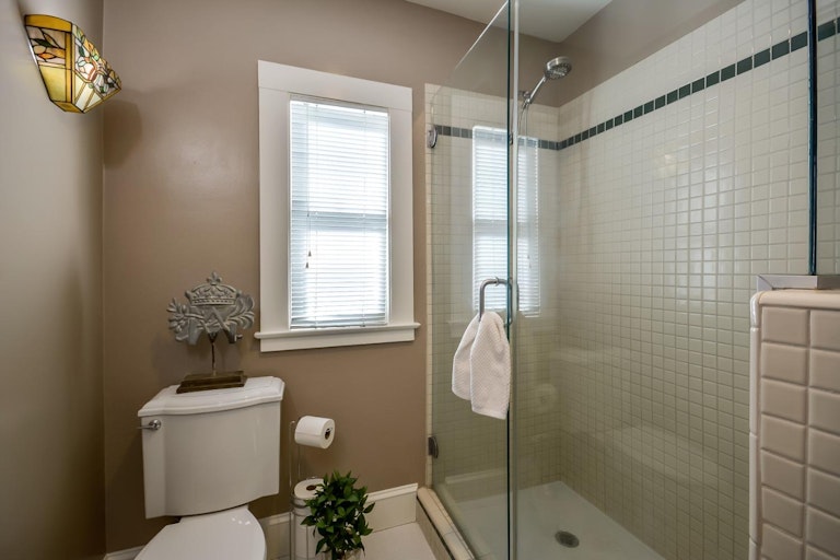 Photo 34 of 47 - 2401 U St, Sacramento, CA 95818