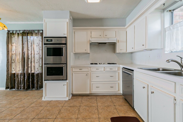 Photo 8 of 21 - 1801 Crooked Creek Ln, Pearland, TX 77581