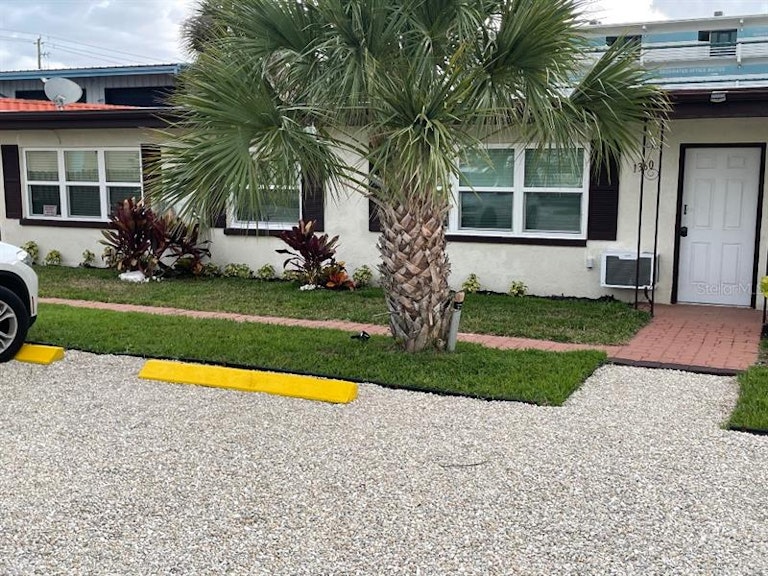 Photo 1 of 25 - 1360 Oxford Dr, Englewood, FL 34223