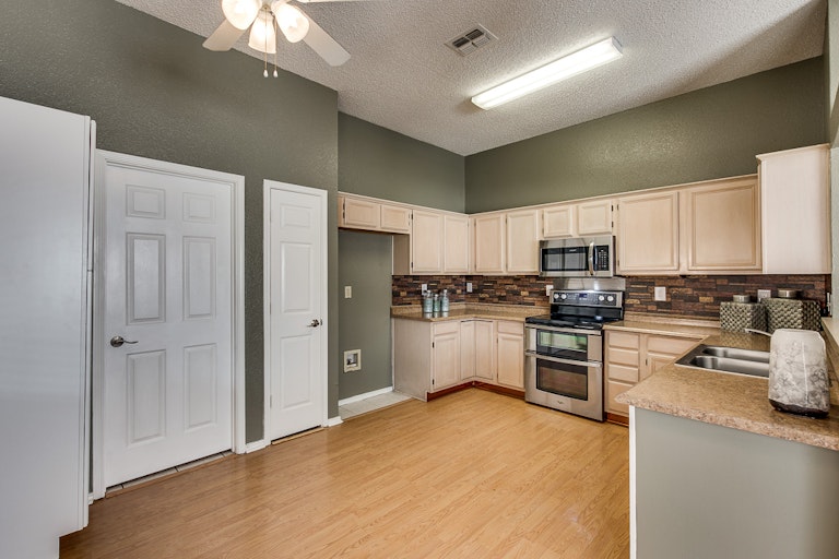 Photo 12 of 26 - 7137 Sample Dr, The Colony, TX 75056