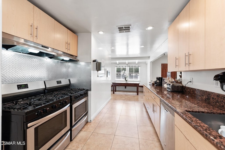 Photo 17 of 54 - 982 E Janss Rd, Thousand Oaks, CA 91360