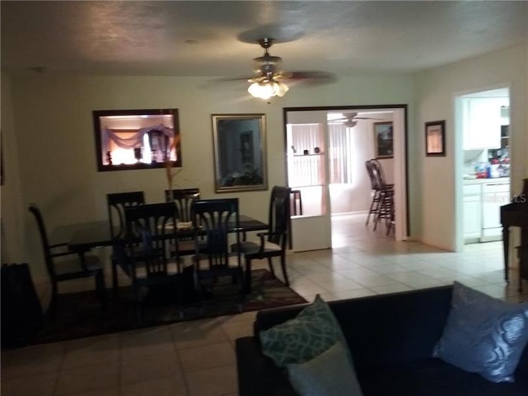 Photo 7 of 25 - 609 Huntington St, Brandon, FL 33511