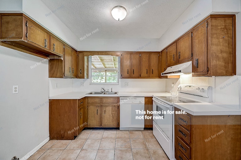 Photo 4 of 38 - 6382 Johnnie Cir W, Jacksonville, FL 32244