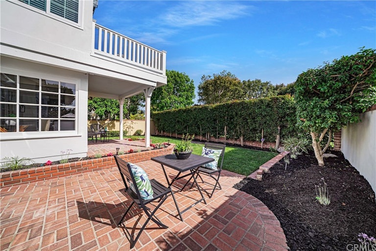 Photo 19 of 47 - 19365 Woodlands Dr, Huntington Beach, CA 92648