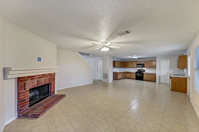 Photo 4 of 37 - 5301 Royal Birkdale Dr, Fort Worth, TX 76135