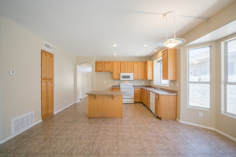 Photo 13 of 25 - 6205 W Echo Ln, Glendale, AZ 85302