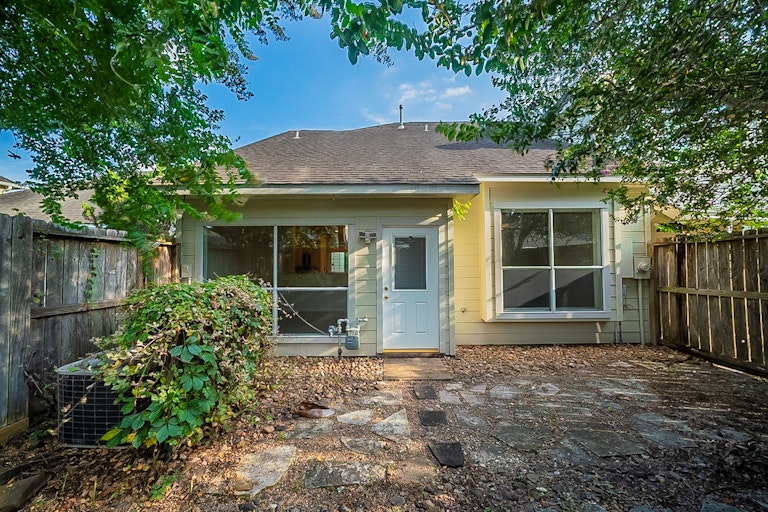 Photo 7 of 28 - 10218 Thornmont Ln, Houston, TX 77070