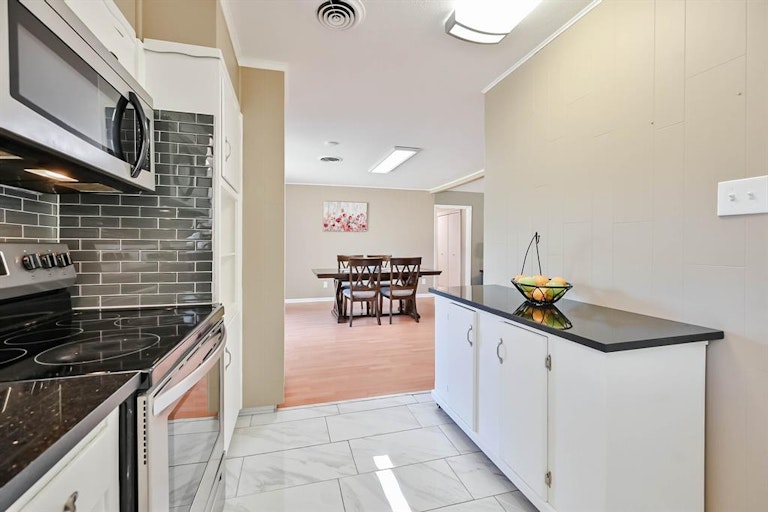 Photo 13 of 24 - 702 Paula St, Kennedale, TX 76060