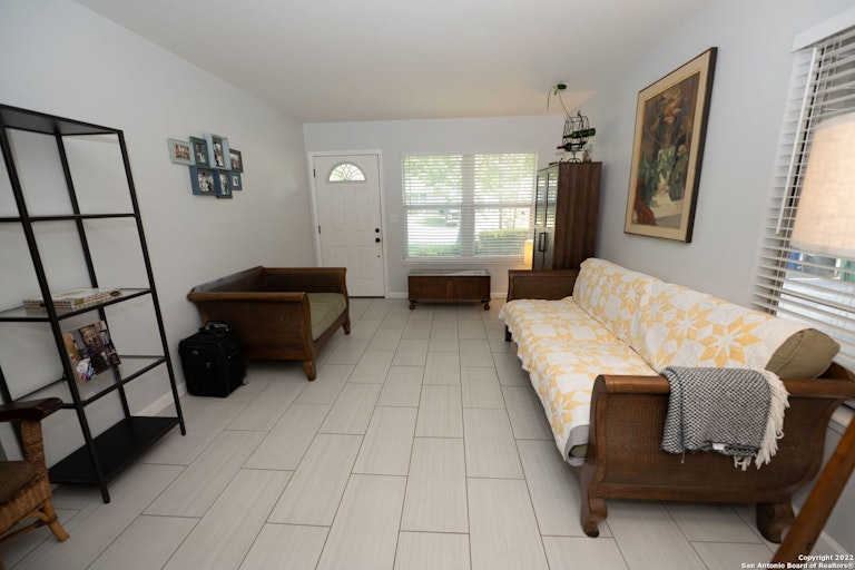 Photo 3 of 33 - 35 Storeywood Dr, San Antonio, TX 78213