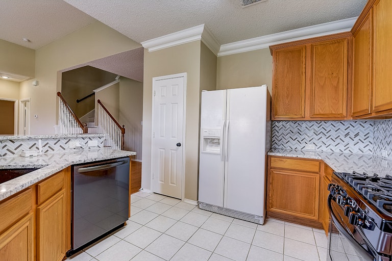 Photo 2 of 37 - 4009 Pear Ridge Dr, The Colony, TX 75056