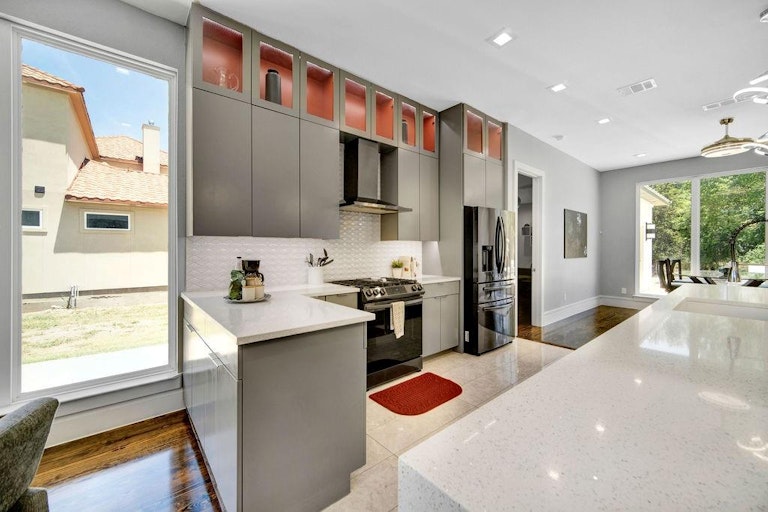 Photo 13 of 31 - 4806 Lynnacre Dr, Dallas, TX 75211