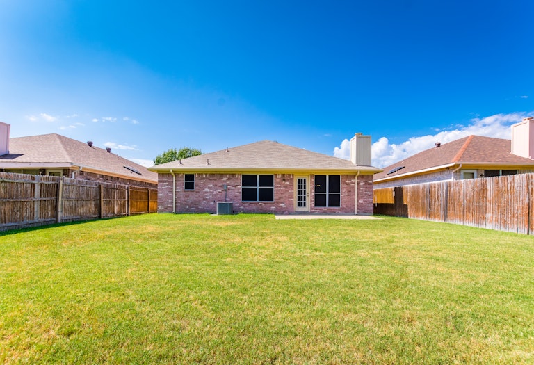 Photo 27 of 28 - 5717 Magnum Dr, Arlington, TX 76018