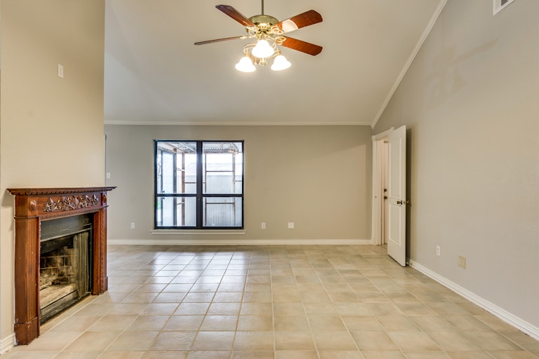 Photo 11 of 23 - 505 Country View Ln, Garland, TX 75043
