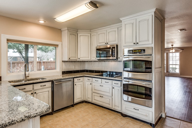 Photo 3 of 27 - 734 Red Wing Dr, Lewisville, TX 75067