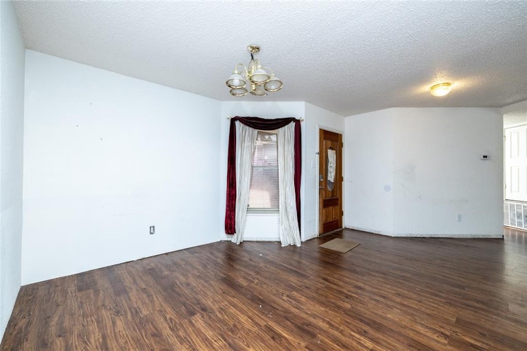 Photo 5 of 34 - 318 Marshall Creek Rd, Roanoke, TX 76262