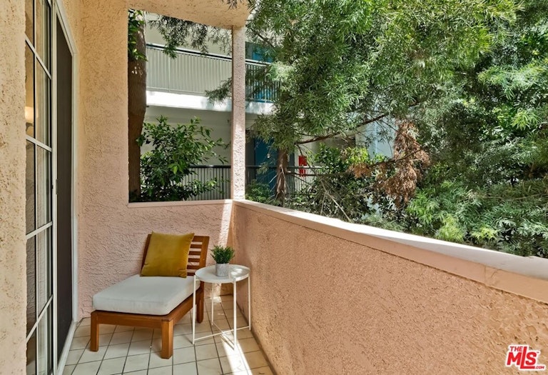 Photo 9 of 25 - 10960 Wellworth Ave #102, Los Angeles, CA 90024