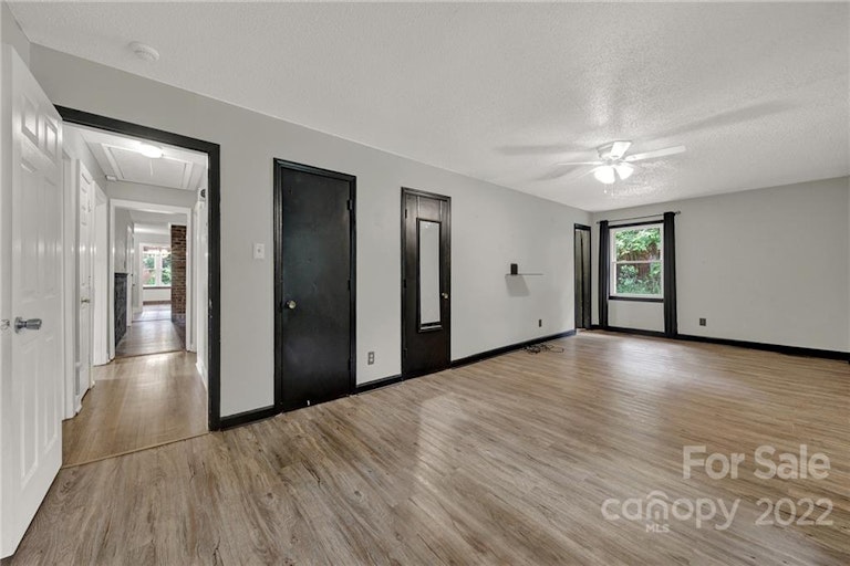 Photo 15 of 29 - 9023 Nottoway Dr, Charlotte, NC 28213